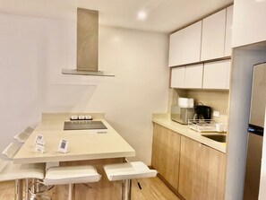 Departamento de lujo, 2 habitaciones, vista a la ciudad | Cocina privada | Refrigerador, microondas, parrilla de estufa y lavavajillas