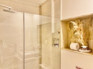 Deluxe suite | Badkamer | Een bad, een haardroger, vloerverwarming, handdoeken