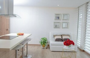 Deluxe-Suite | Wohnbereich | 42-Zoll-LED-Fernseher mit Satellitenempfang