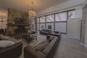 Smart TV, fireplace - Le Grand Miramont | 34 Guests | Lakeside | Sauna🌲🏞️ (Saint-Adolphe-d'Howard)
