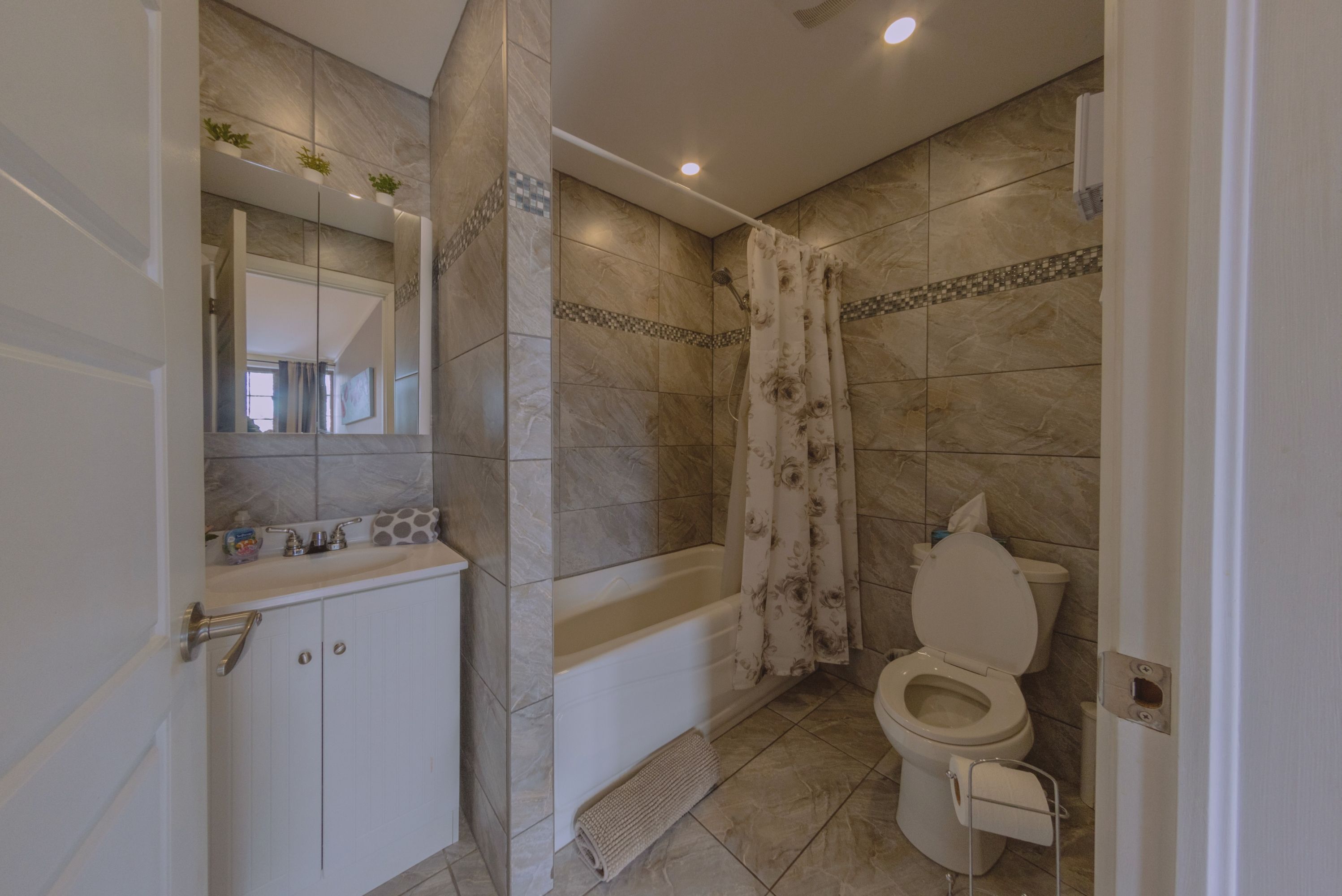 Un baño con bañera, inodoro y lavamanos.