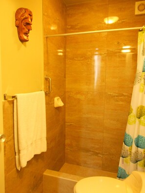 مجففات شعر، مناشف، صابون، شامبو