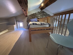 21 slaapkamers, een bureau, een strijkplank/strijkijzer, reisbedje