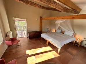 21 Schlafzimmer, Schreibtisch, Bügeleisen/Bügelbrett, Reisekinderbett