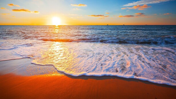 A beach with waves at sunset. - GROUP STAY 39 GUESTS - POOL TENNISCOURT (Liguria)