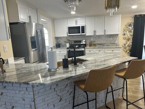 冷蔵庫、電子レンジ、オーブン、コンロ