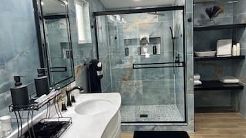 Een douche, een haardroger, handdoeken, zeep