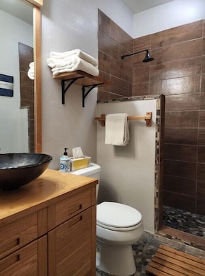 Een douche, een haardroger, handdoeken, zeep