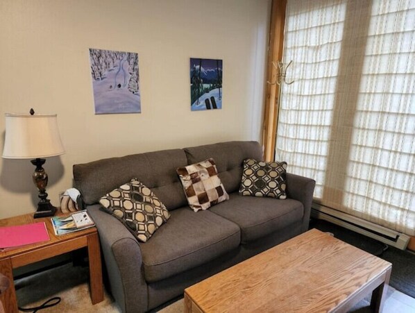 Smart TV, futbolito, mesa de ping pong, libros