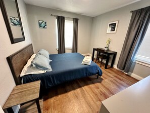 3 bedrooms, in-room safe, desk, iron/ironing board - Casa Monroe Unit 1 (El Paso)