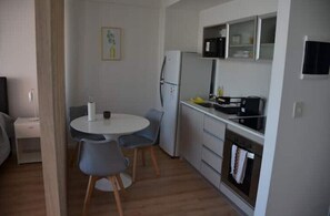 ثلاجة، ميكروويف، فرن، ماكينة لصنع القهوة/الشاي