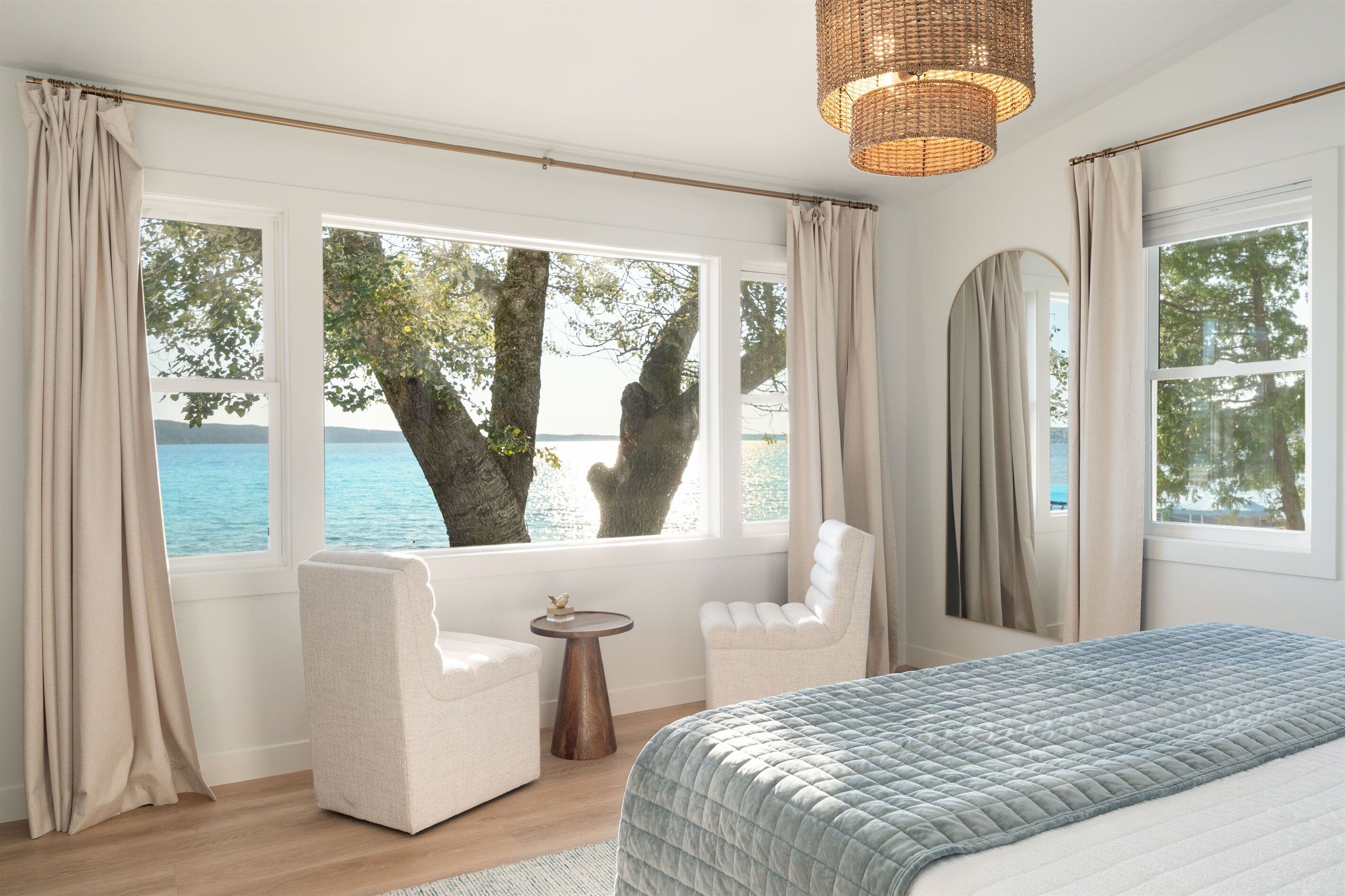 4 soverom, skrivebord, strykejern/-brett og reiseseng for barn