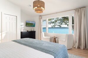 4 soverom, skrivebord, strykejern/-brett og reiseseng for barn