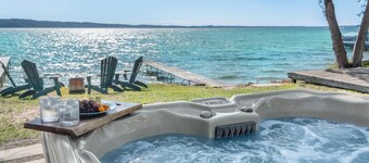 Luxury stay at Crystal Lake w/hot tub/kayaks/SUPs