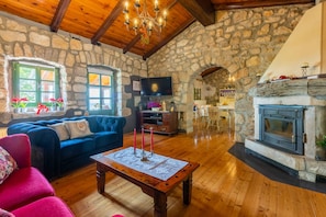 TV, fireplace