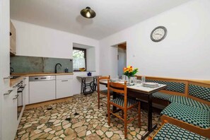 Fridge, oven, stovetop, coffee/tea maker