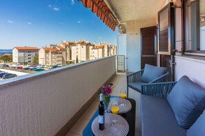 Property grounds - Holiday flat with air conditioning and dishwasher (Novi Vinodolski)