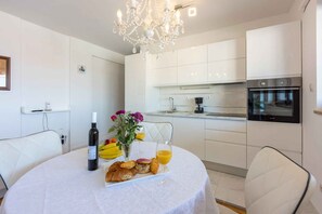 Dining - Holiday apartment with air conditioning (Novi Vinodolski)