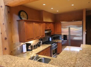Fridge, microwave, oven, stovetop - Ski/Bike in/out 4 bdrm, 4 bth home with pool table and media room (Whistler)