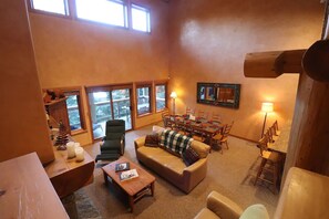 Smart TV, fireplace, DVD player, books - Ski/Bike in/out 4 bdrm, 4 bth home with pool table and media room (Whistler)