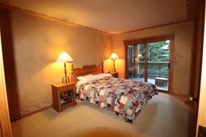 4 bedrooms, iron/ironing board, free WiFi, bed sheets - Ski/Bike in/out 4 bdrm, 4 bth home with pool table and media room (Whistler)