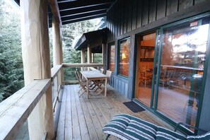 Outdoor dining - Ski/Bike in/out 4 bdrm, 4 bth home with pool table and media room  (Whistler)