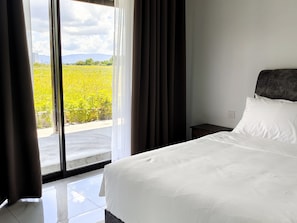 Quarto casal superior | Escrivaninha, cortinas blackout, ferros/tábuas de passar roupa