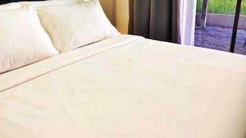 Habitación doble superior | Escritorio, cortinas blackout y tabla de planchar con plancha