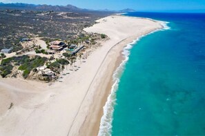 Rannalla, aurinkotuoleja, rantapyyhkeitä