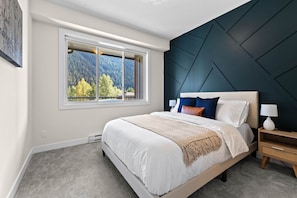 2 bedrooms, iron/ironing board, free WiFi, bed sheets - Modern & Cozy Condo w/Hot Tub! (Sun Peaks)