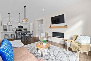 Smart TV, fireplace - Modern & Cozy Condo w/Hot Tub! (Sun Peaks)