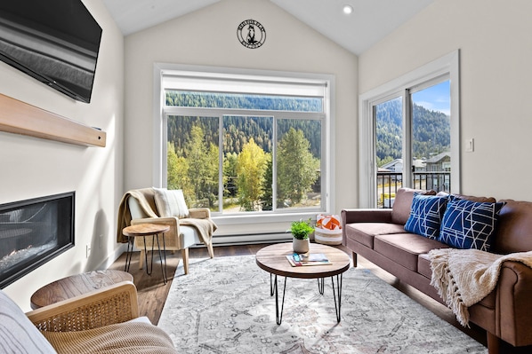 Smart TV, fireplace - Modern & Cozy Condo w/Hot Tub! (Sun Peaks)
