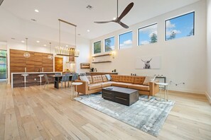 Smart TV, fireplace, offices, printers - central contemporary POOL and SPA being remodeled Feb/Mar (Austin)
