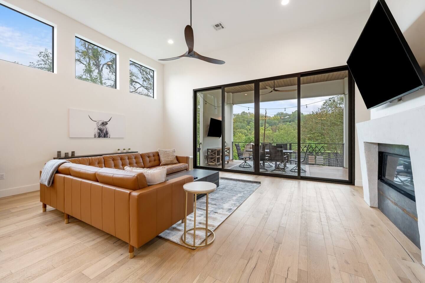 TV connectée, cheminée, espaces bureaux, imprimantes