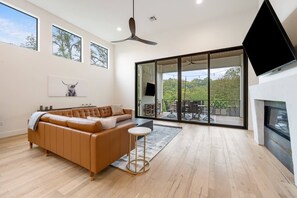 TV connectée, cheminée, espaces bureaux, imprimantes