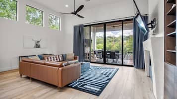 Smart TV, chimenea, oficina y impresora