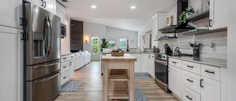 Refrigerador, microondas, horno, placa de cocina