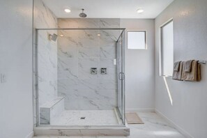 Een douche, een haardroger, handdoeken, zeep