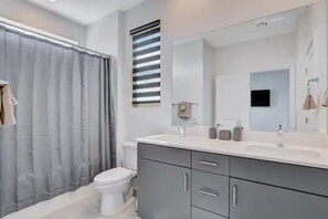 Een douche, een haardroger, handdoeken, zeep