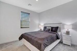 3 slaapkamers, een strijkplank/strijkijzer, gratis wifi, beddengoed