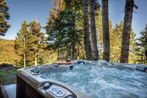 Outdoor spa tub - MooseLanding DeerValley, Private Jacuzzi - Serene wooded setting, mountain views (Park City)