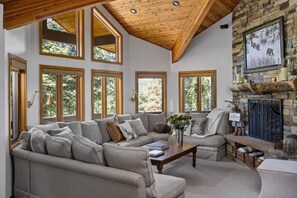 Smart-TV, Kamin, Bücher