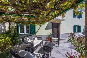 Terrace/patio - Holiday home with swimming pool, terrace and barbecue (Drivenik)