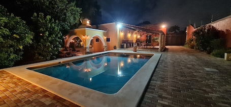 Una piscina al aire libre