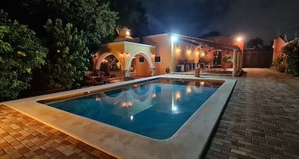 Espectacular casona con alberca y jardines