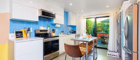 Een koelkast, een magnetron, een oven, een kookplaat