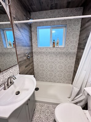 Douche, sèche-cheveux, serviettes fournies, savon