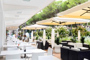 屋外ダイニングエリア