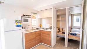 Fridge, stovetop - Mobilehome with air conditioning, terrace and pool (Cavallino-Treporti)