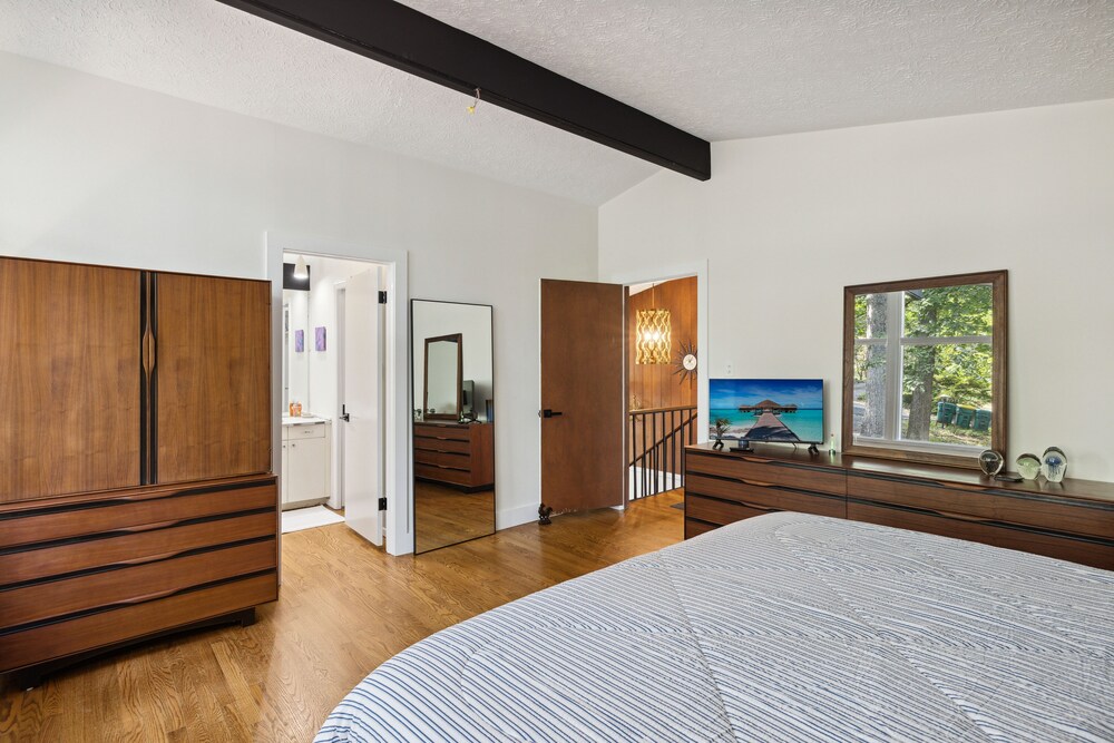 KABINO MidCentury Modern with Floor to Ceiling Pine Views Knoxville